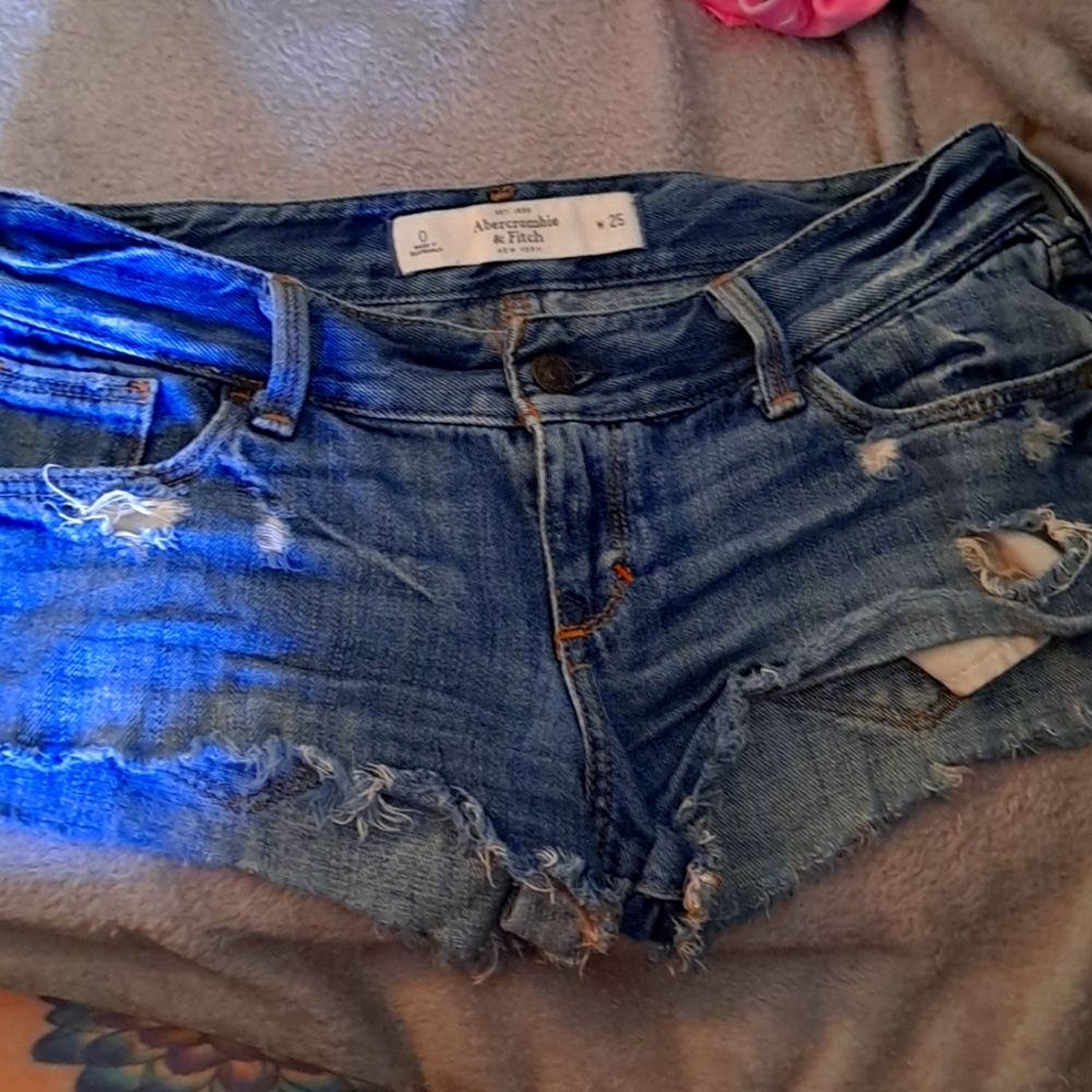 Abercrombie and Fitch distressed low-rise jean shorts size 0 25
